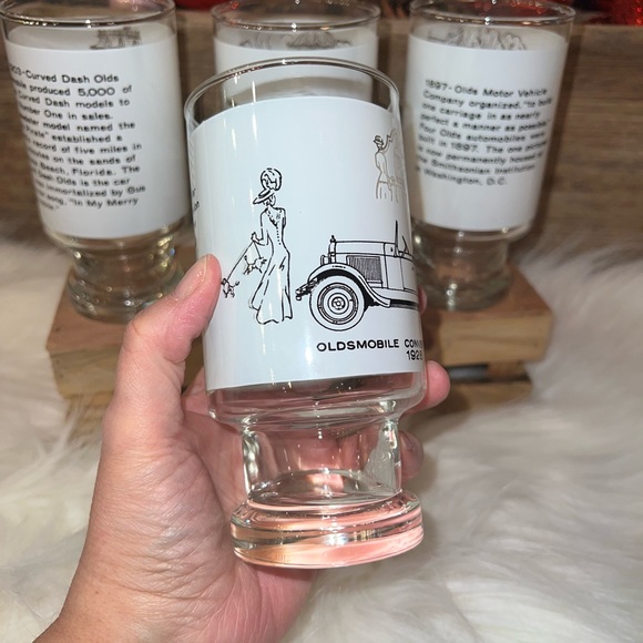 Set of 4 Oldsmobile footed drinking glasses - Picture 3 of 9